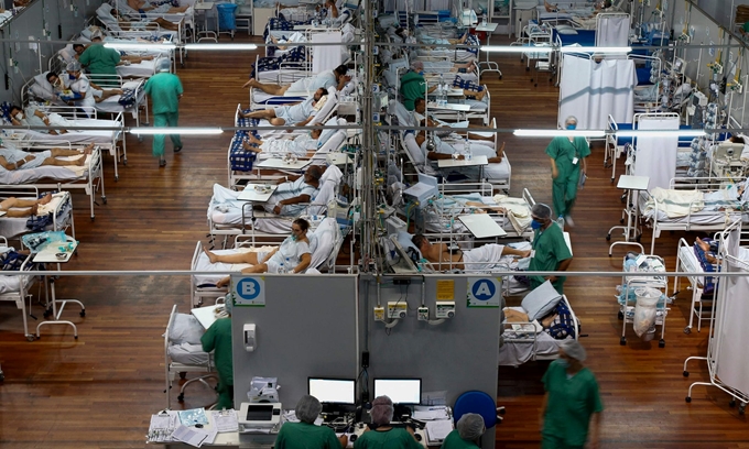 Bệnh nhân COVID-19 được điều trị tại một cơ sở y tế ở bang Sao Paulo, Brazil. (Ảnh: AFP/Getty Images)