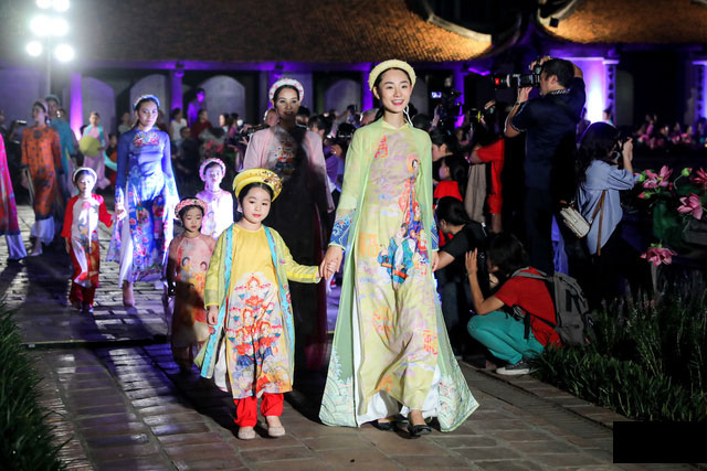 Văn Miếu Quốc Tử Giám là nơi thường xuyên diễn ra những hoạt động trình diễn áo dài Việt