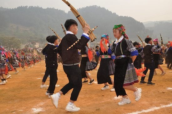 Các tiết mục múa khèn Mông độc đáo, hấp dẫn, do 500 thanh, thiếu niên của huyện Mù Cang Chải biểu diễn