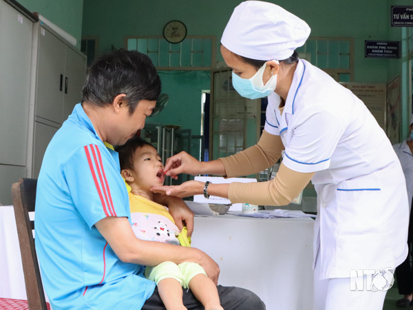Nhân viên Trạm Y tế xã Mỹ Sơn cho trẻ uống Vitamin A.