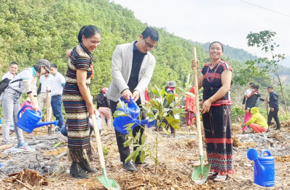Đại diện Trung tâm Truyền thông Tài nguyên và môi trường tặng quà cho trẻ em vùng cao huyện Tây Giang, tỉnh Quảng Nam. 