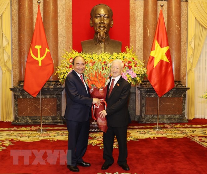 Chủ tịch nước Nguyễn Xuân Phúc tặng hoa Tổng Bí thư Nguyễn Phú Trọng, nguyên Chủ tịch nước. Ảnh: Trí Dũng/TTXVN