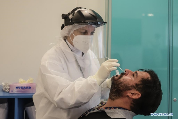 Nhân viên y tế lấy mẫu bệnh phẩm xét nghiệm COVID-19 tại Sao Paulo, Brazil, ngày 7/4. (Ảnh: Xinhua)