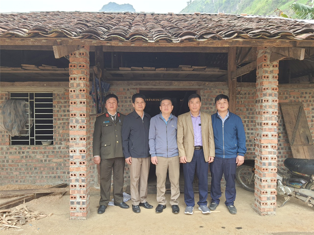 Đoàn công tác kiểm tra việc hỗ trợ xây dựng nhà mới của hộ dân tại xóm Ma Pản, xã Đa Thông.