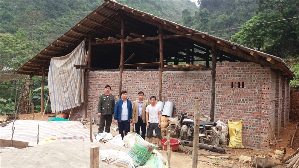 Đoàn công tác kiểm tra việc hỗ trợ xây dựng nhà mới của hộ dân tại xã Đa Thông, huyện Hà Quảng.