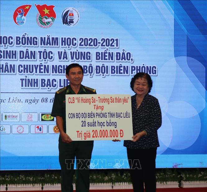 Bà Trương Mỹ Hoa trao bảng tượng trưng 20 triệu đồng cho con bộ đội Biên phòng tỉnh Bạc Liêu.