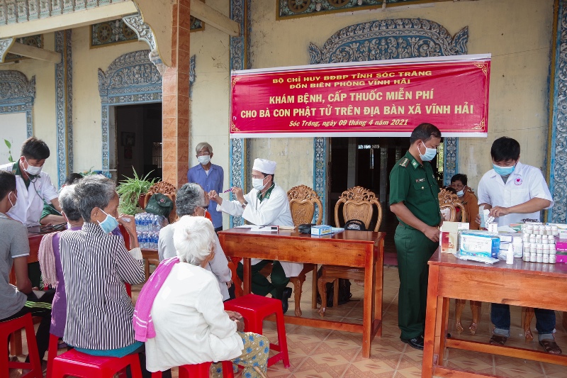 Quân y Biên phòng khám bệnh, cấp thuốc miễn phí cho bà con Khmer nghèo xã Vĩnh Hải.