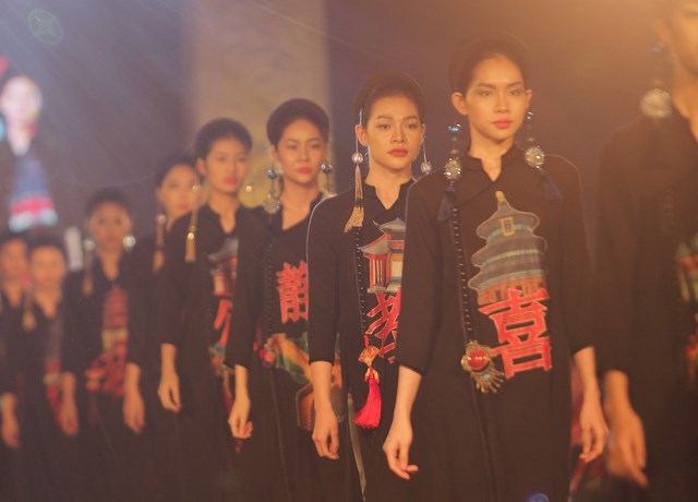 Bộ áo dài trong BST của NTK Cao Duy lấy cảm hứng từ những kỳ quan của đất nước Trung Quốc (Ảnh: Việt Anh Nguyễn).