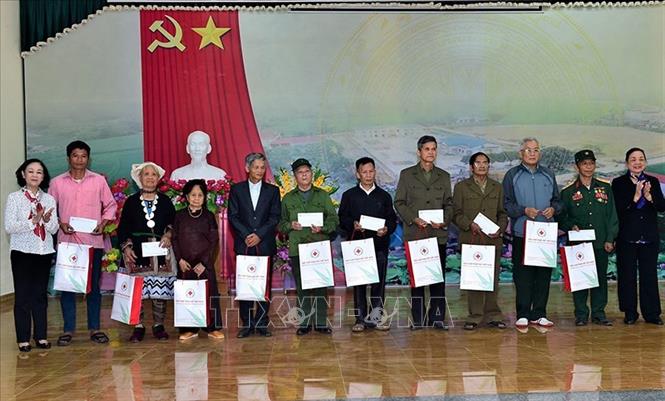 Trưởng Ban Tổ chức Trung ương Trương Thị Mai (ngoài cùng bên trái) tặng quà người có công với cách mạng, người dân tộc thiểu số có hoàn cảnh khó khăn của xã Xuân Quang, huyện Chiêm Hóa.