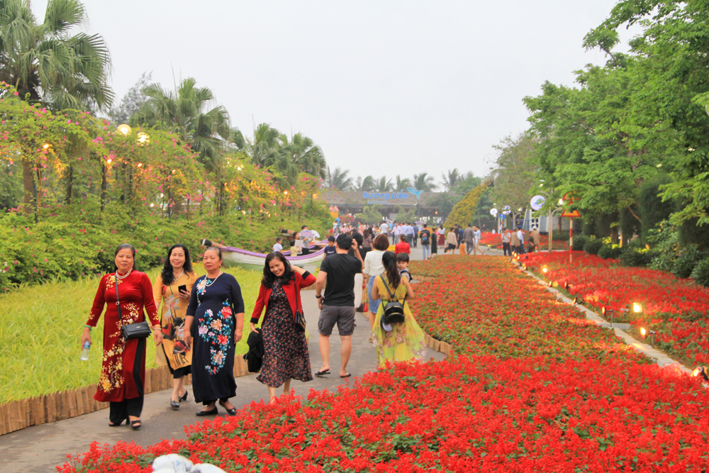 Các đường hoa trải dài hơn 1km trên đường Hồ Xuân Hương, từ cổng quần thể FLC Sầm Sơn đến Quảng trường Đông Tây