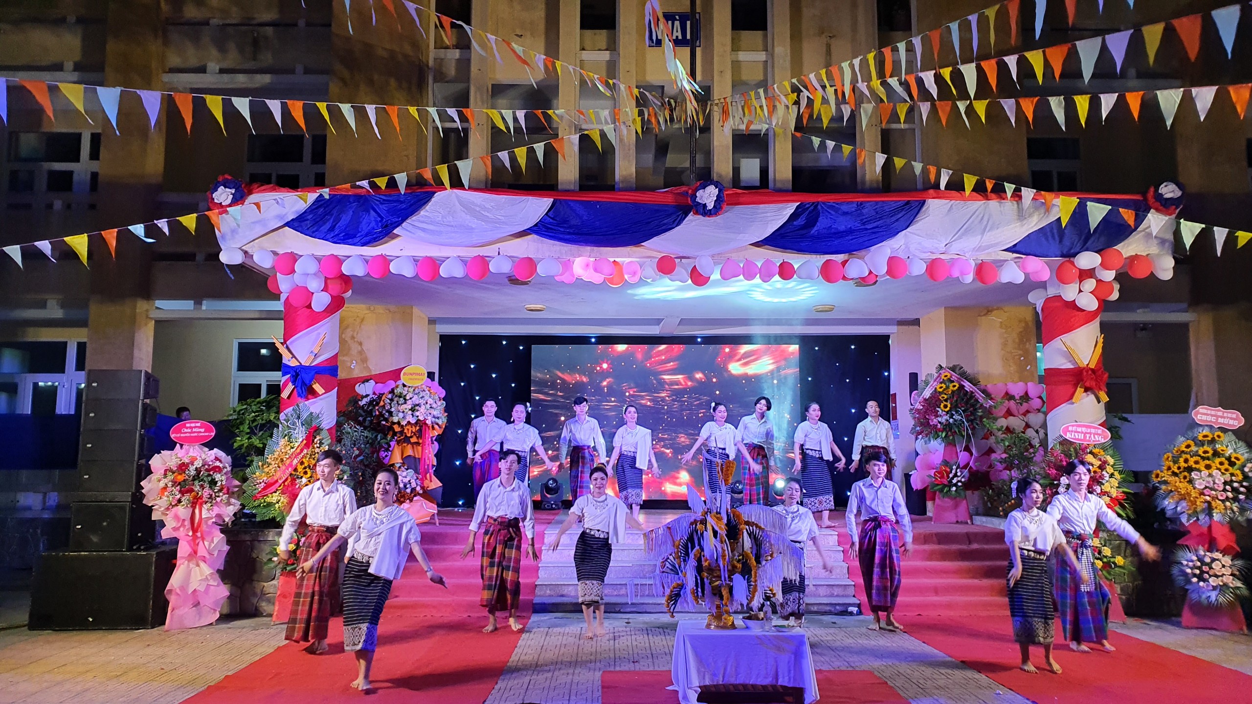 Không khí lễ đón năm mới, Tết cổ truyền Bunpimay của lưu học sinh Lào tại TP Huế.