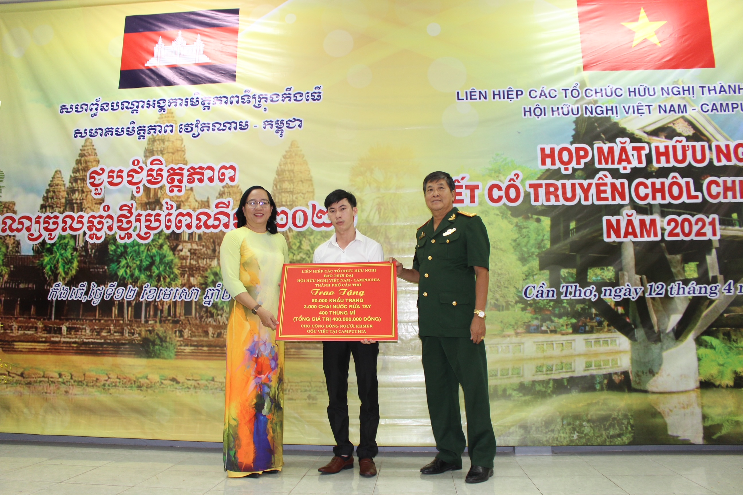 Trao quà hỗ trợ cho người Khmer gốc Việt tại Campuchia