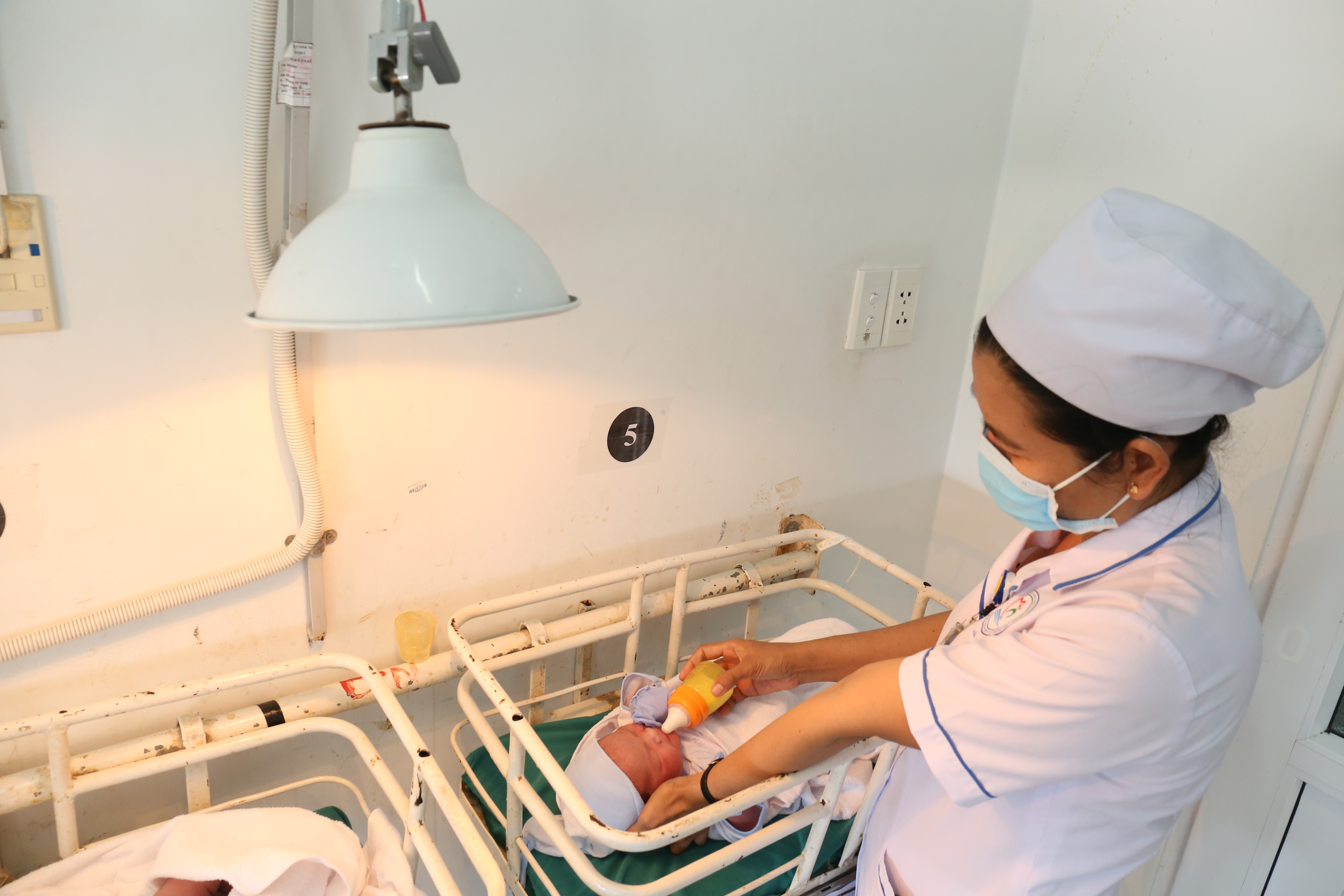Cán bộ y tế Bệnh viện Đa khoa tỉnh chăm sóc sức khỏe trẻ sơ sinh