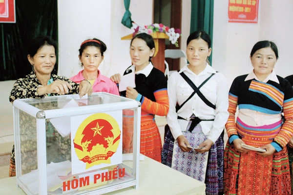 Người dân tỉnh Sơn La thực hiện quyền bầu cử tại cuộc bầu cử ĐBQH khóa XIV. (Ảnh: NT).
