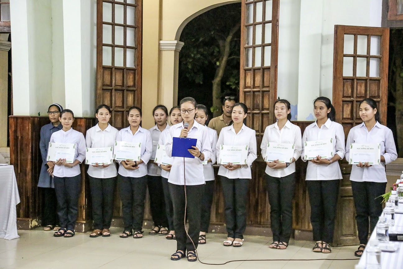 Những nữ sinh được nhận học bổng cam kết phục vụ theo sứ mệnh của Tiểu chủng Viện làng Sông