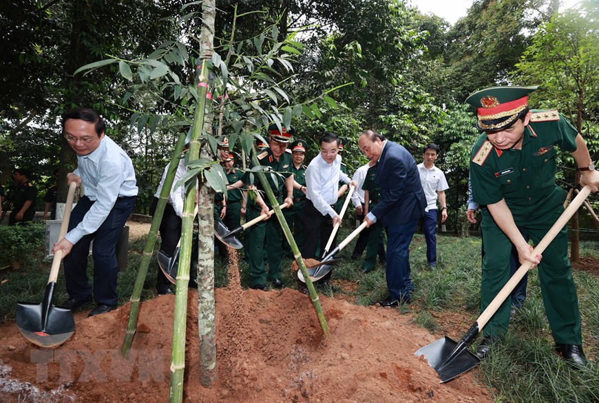 Chủ tịch nước Nguyễn Xuân Phúc và các đại biểu trồng cây tại Khu Di tích K9.