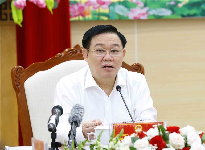 Chủ tịch Quốc hội Vương Đình Huệ làm việc với Ban Thường vụ và Ủy ban bầu cử tỉnh Quảng Ninh. Ảnh: Doãn Tấn/TTXVN