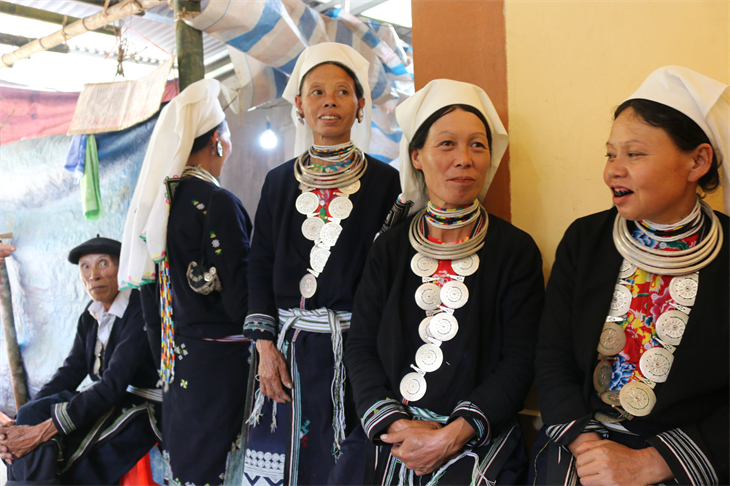 Phụ nữ Dao Tiền tự may trang phục truyền thống cho bản thân và gia đình. Ảnh: Bích Nguyên