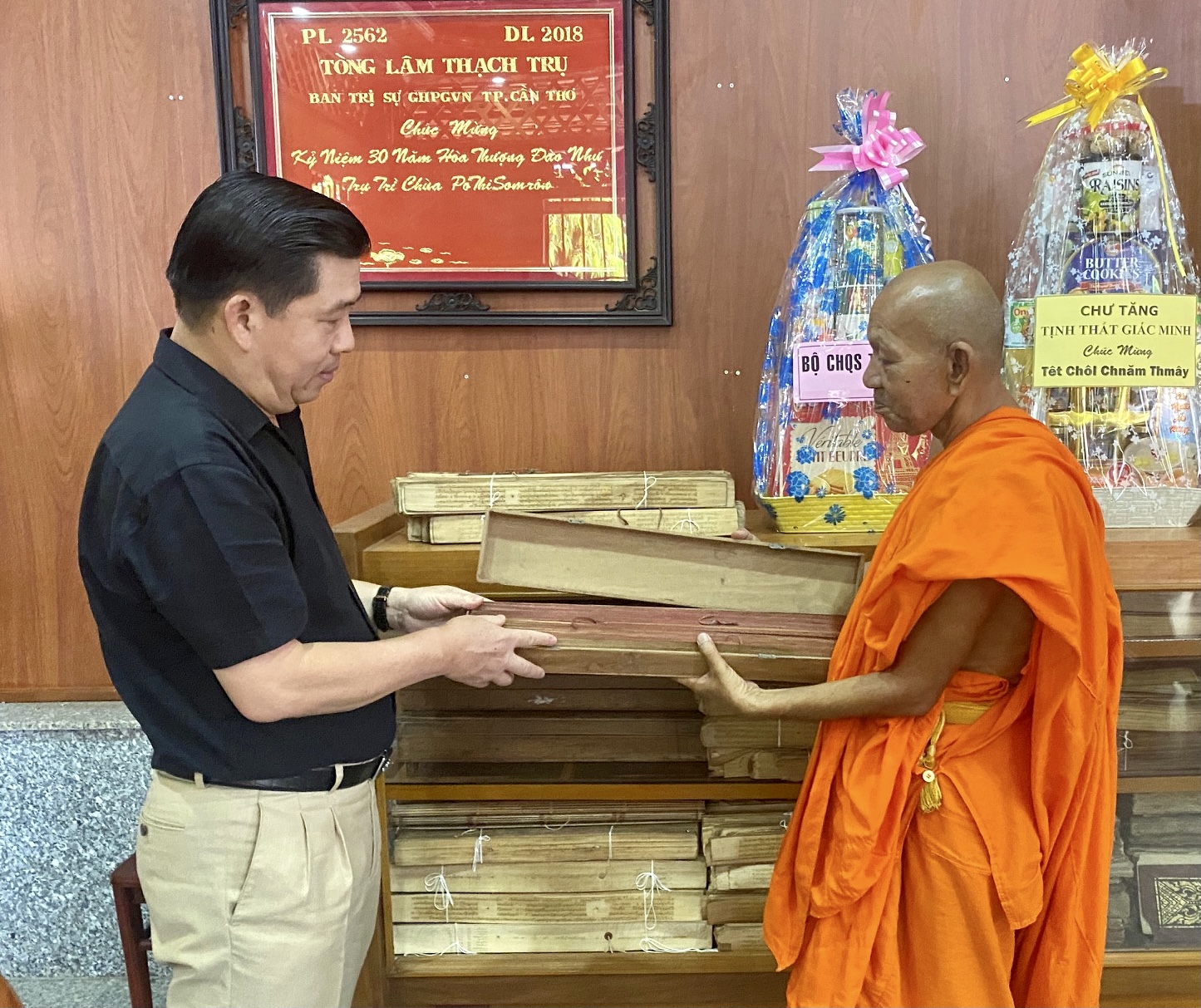 Thứ trưởng, Phó Chủ nhiệm Lê Sơn Hải xem kinh lá Buông của đồng bào Khmer 