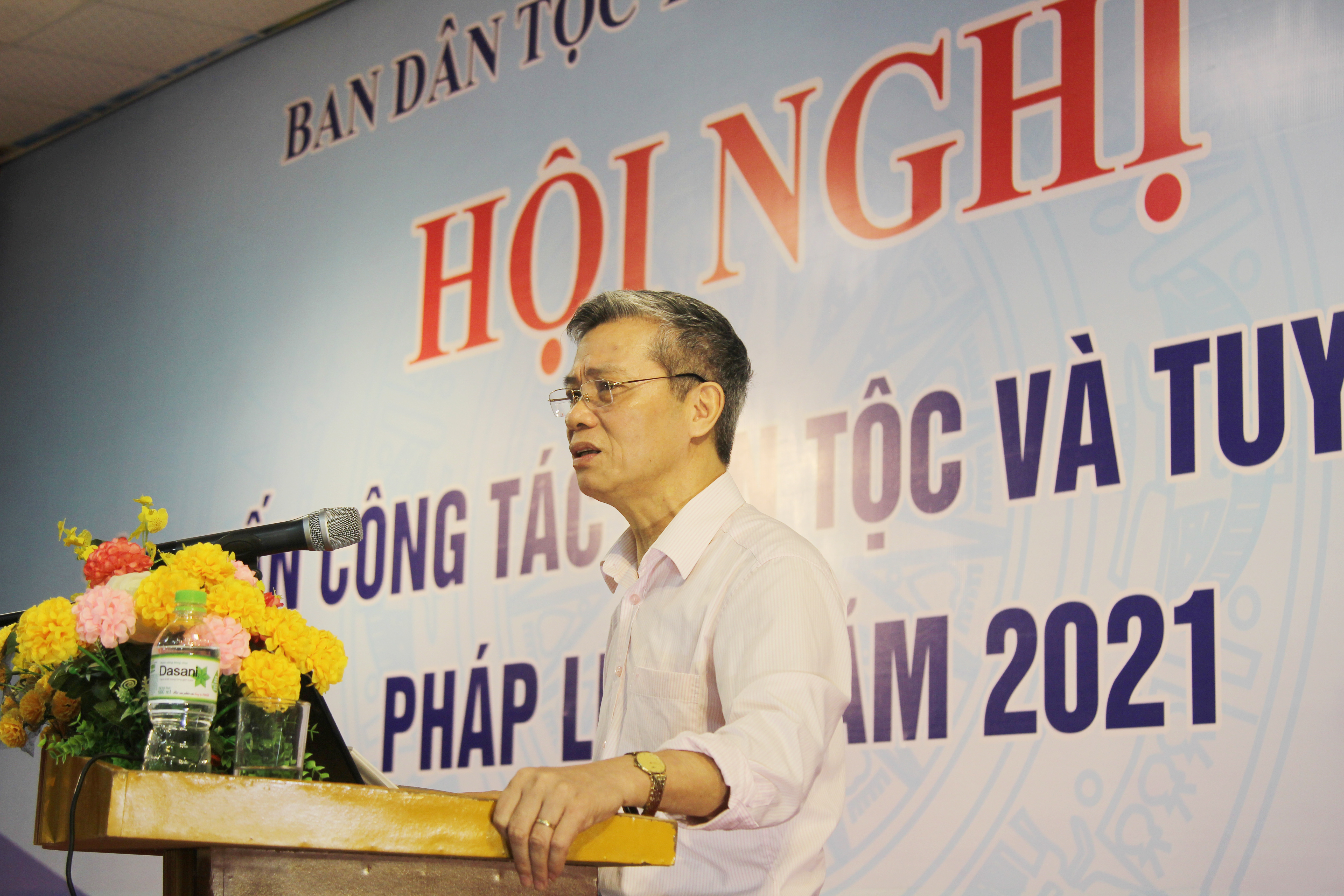 Báo cáo viên Nguyễn Đắc Bình truyền đạt Luật bầu cử cho các đại biểu