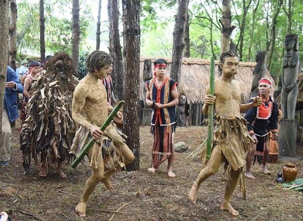 Trai làng bôi bùn đất, đeo mặt nạ hoá trang thành Bram (hồn ma) nhảy múa trong lễ Pơ thi. Ảnh: Diễm Quỳnh