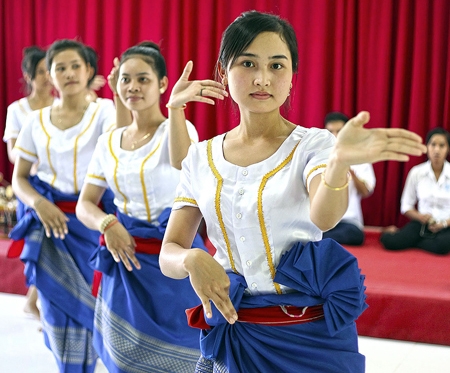 Một tiết mục múa của sinh viên người Khmer. Ảnh: minh họa