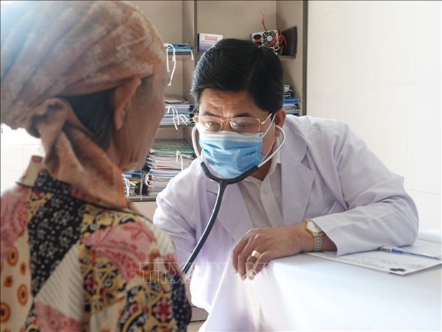 Thầy thuốc nhân dân Nguyễn Đức Công - Nguyên giám đốc Bệnh viện Thống Nhất, thành phố Hồ Chí Minh khám bệnh cho người dân. Ảnh: Tường Quân – TTXVN