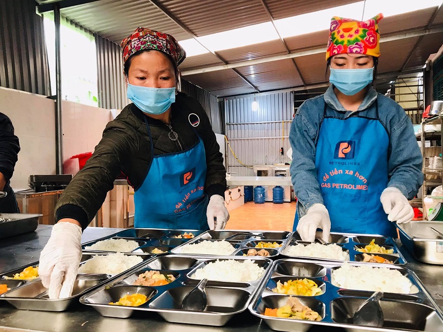Bữa ăn trưa bán trú tại trường tiểu học Tô Múa (Vân Hồ, Sơn La) theo Mô hình điểm Bữa ăn học đường đang được Bộ Giáo dục và Đào tạo triển khai tại 10 tỉnh thành trên cả nước, với sự đồng hành của Tập đoàn TH