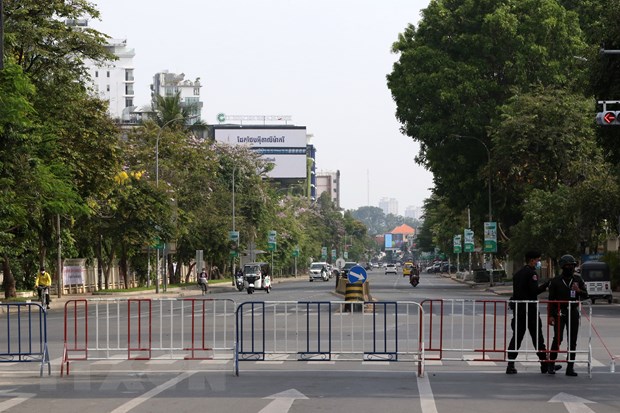 Cảnh sát dựng chốt chặn tại một tuyến đường dẫn vào Phnom Penh, Campuchia trong bối cảnh lệnh phong tỏa được áp dụng nhằm ngăn sự lây lan của dịch COVID-19. (Ảnh: THX/TTXVN)