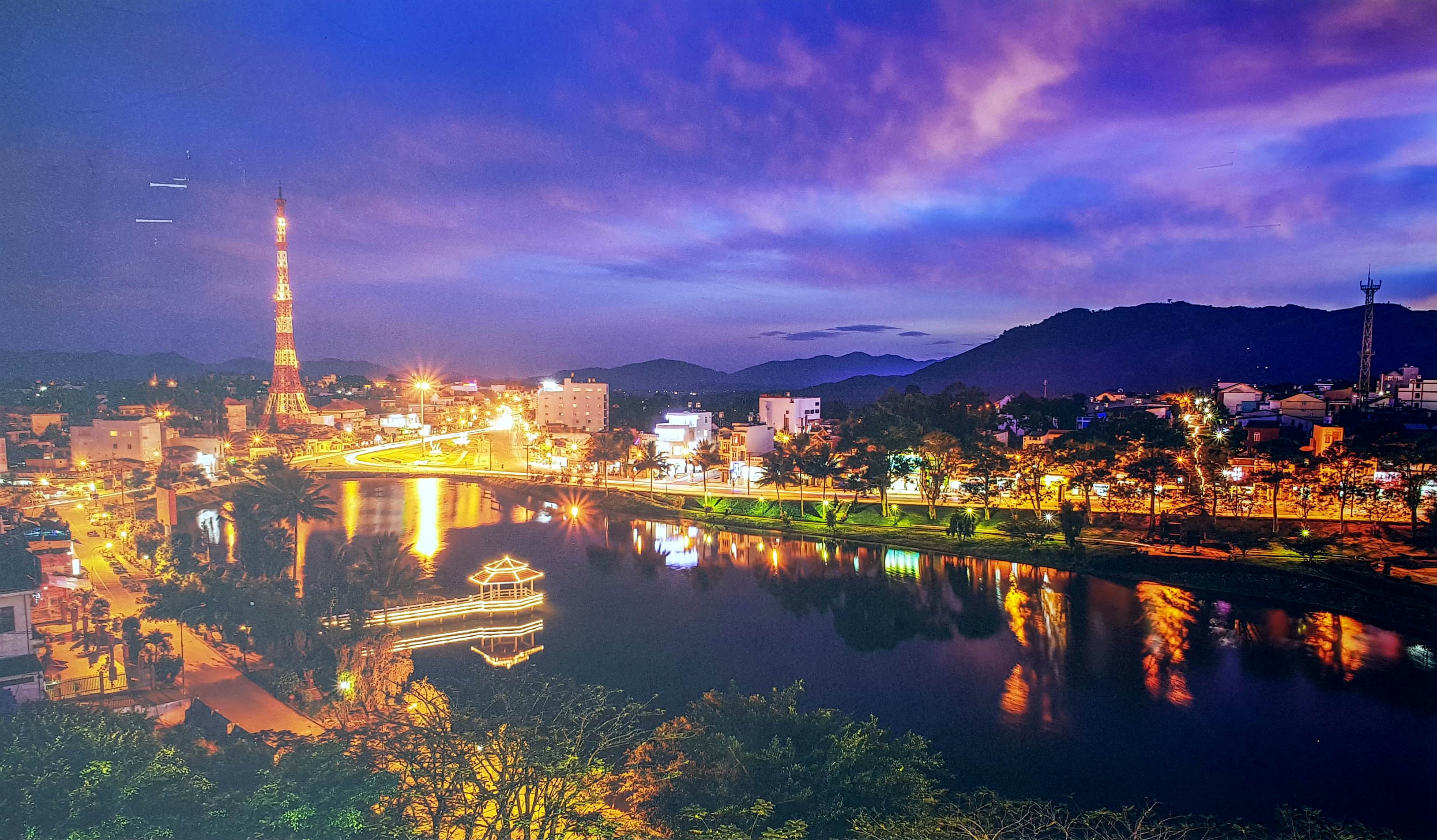Bảo Lộc là một thành phố quyến rũ thuộc tỉnh Lâm Đồng, với những công trình kiến trúc độc đáo và cảnh quan thiên nhiên hùng vĩ. Xem hình ảnh liên quan để cảm nhận sự yên bình của những ngôi chùa, vẻ đẹp của những thác nước và những đồi chè ngát hương.