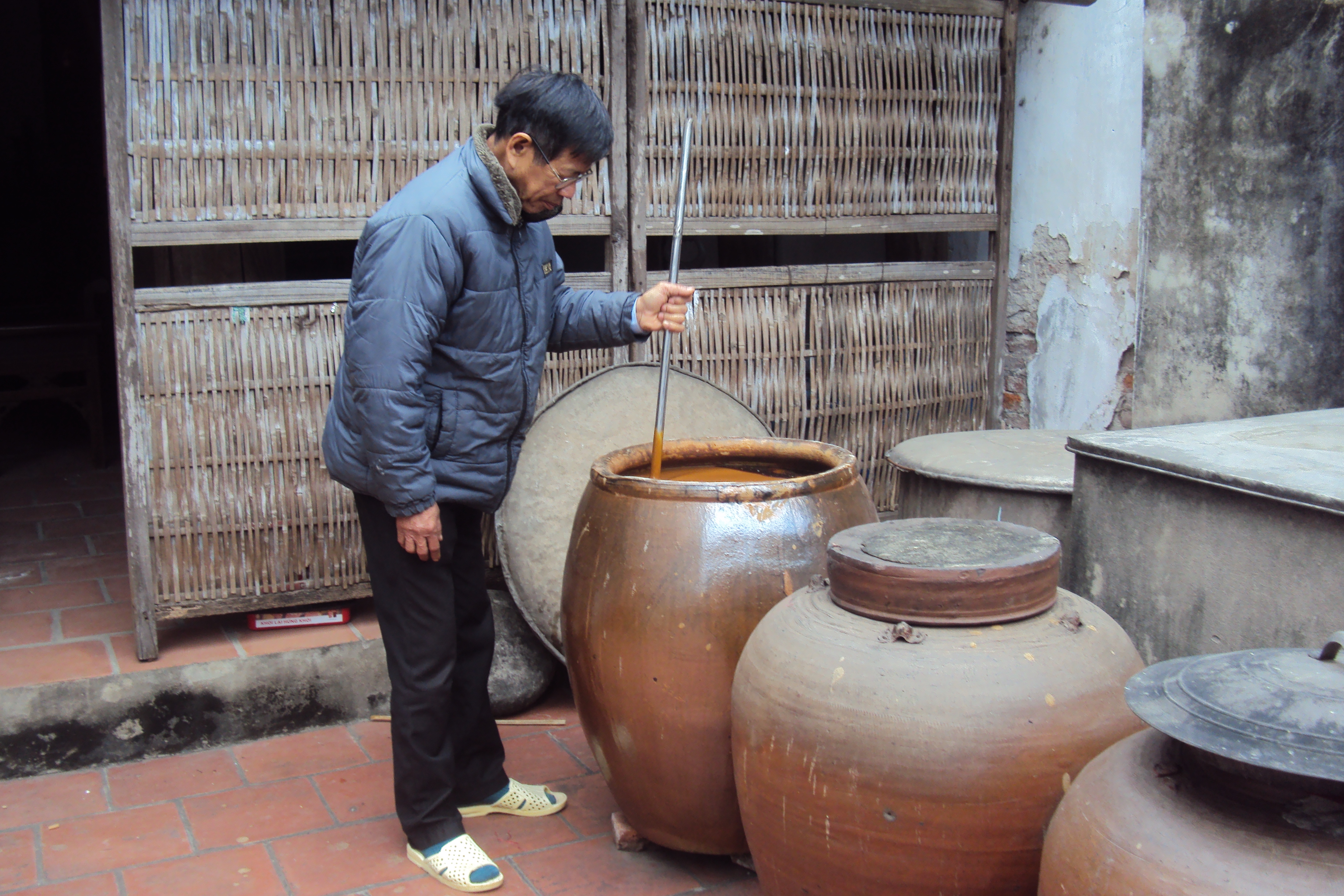 Ông Vũ Văn Bằng là một trong 5 người ở làng Cự Đà còn giữ bí quyết làm tương nếp truyền thống