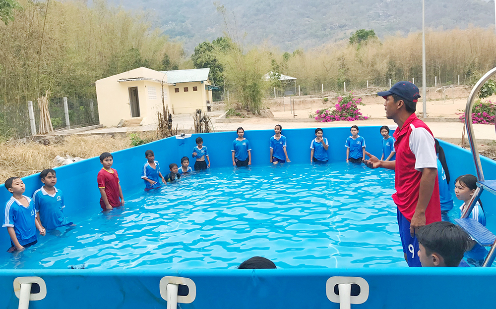 Cán bộ Đoàn xã Lương Phi (huyện Tri Tôn, An Giang) dạy kỹ năng bơi cho các em thiếu nhi
