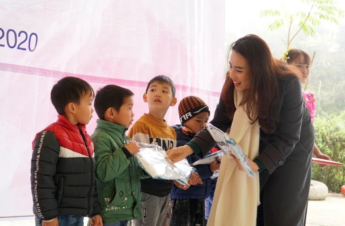 Nhân dịp này, Quỹ Vì Tầm Vóc Việt, BAC A BANK và Báo NTNN cũng trao tặng áo ấm, tủ sách cho các bé