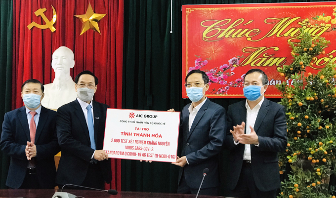 Tỉnh Thanh Hoá tiếp nhận 2.000 test xét nghiệm kháng nguyên virus SARS-CoV-2 từ Tập đoàn AIC GROUP. Ảnh: Báo TH.