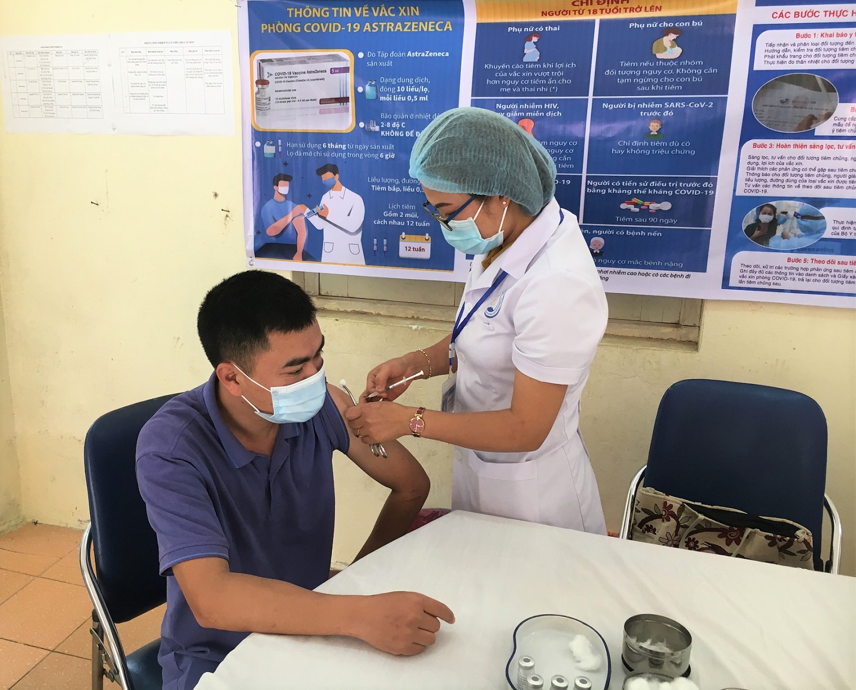 Tiêm vắc xin phòng Covid-19 cho cán bộ y tế cơ sở tại huyện Bắc Hà