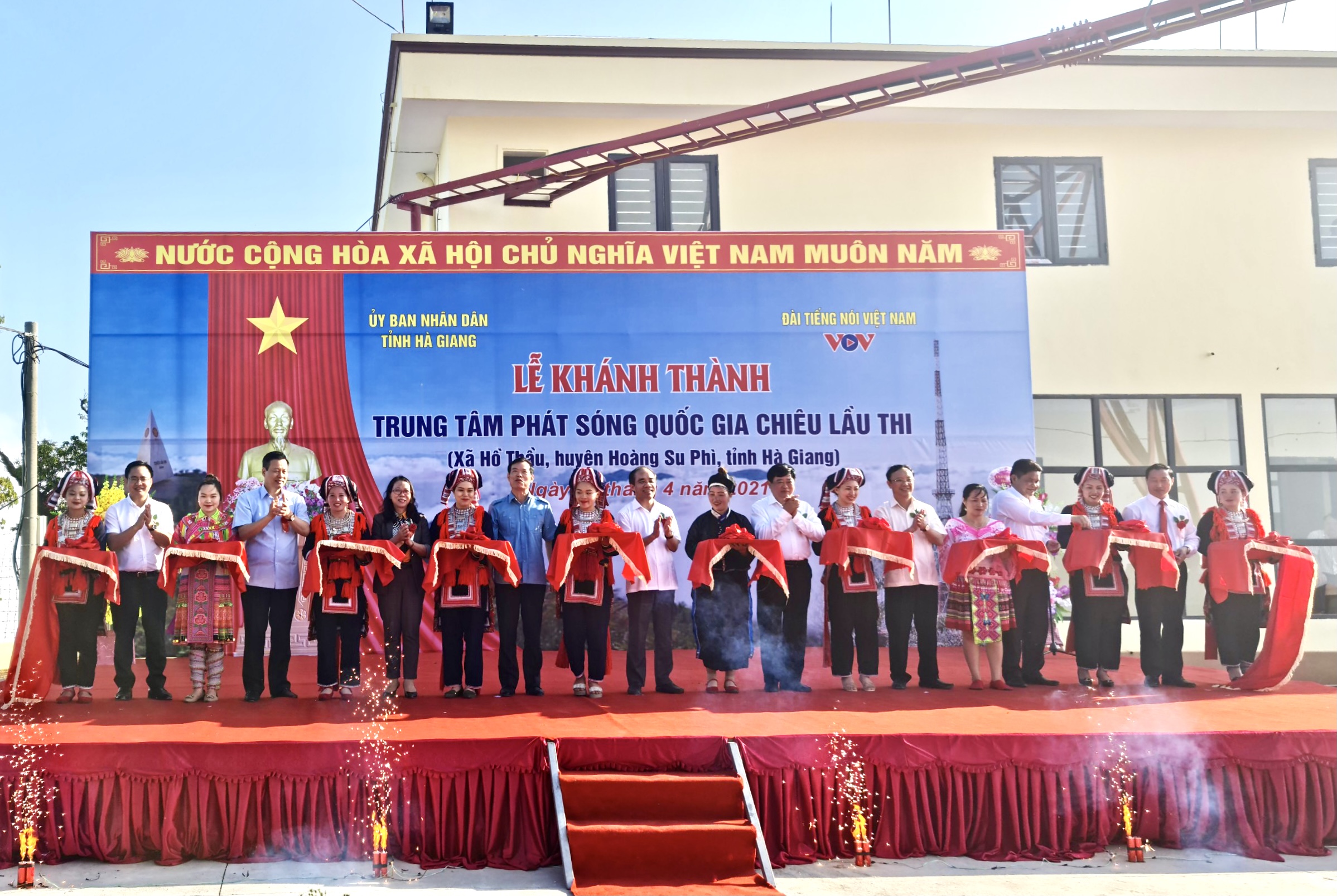 Lãnh đạo các bộ, ngành Trung ương, lãnh đạo VOV và tỉnh Hà Giang cắt băng khánh thành Trung tâm phát sóng