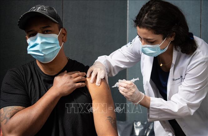 Người dân được tiêm vaccine ngừa COVID-19 tại New York, Mỹ ngày 16/4/2021. Ảnh: AFP/TTXVN