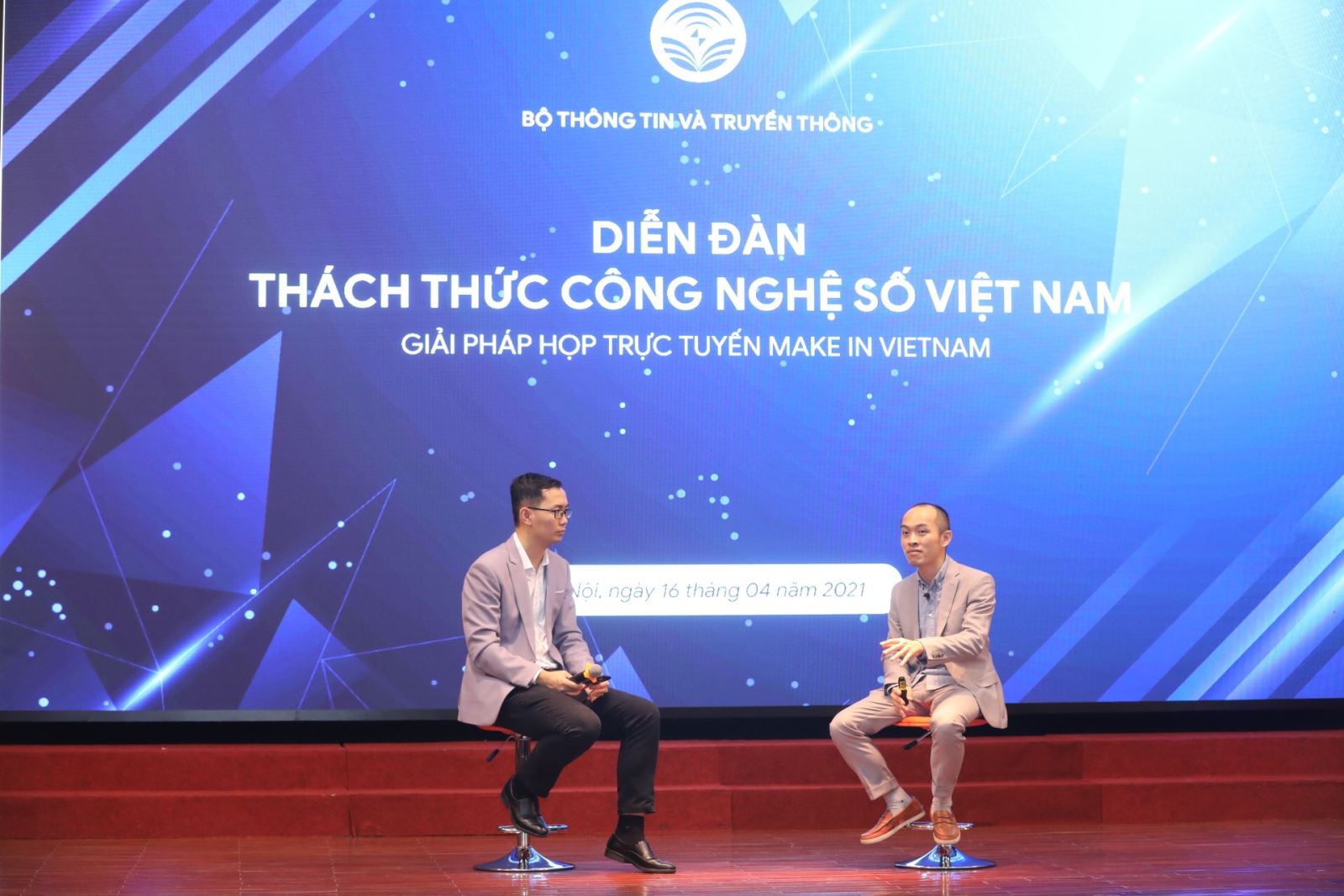 Ông Vũ Ngọc Sơn, Phó Chủ tịch Tập đoàn công nghệ Bkav trao đổi về các giải pháp để phát triển sản phẩm eMeeting họp trực tuyến.