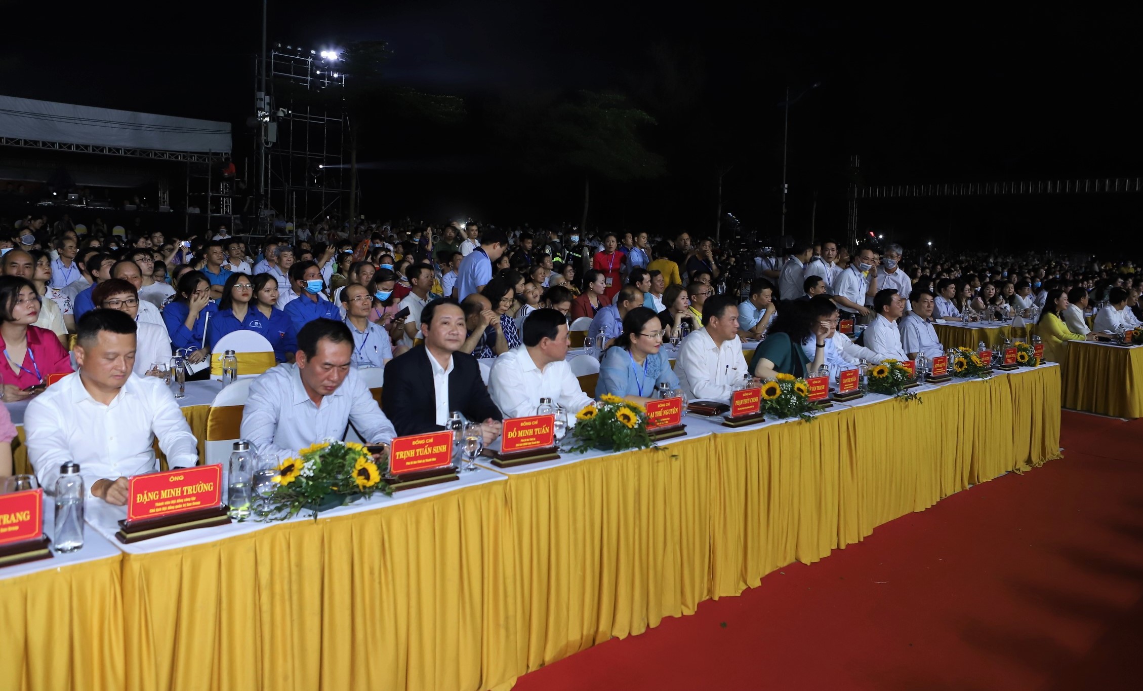 Các đại biểu dự khai mạc Lễ hội du lịch biển Sầm Sơn 2021