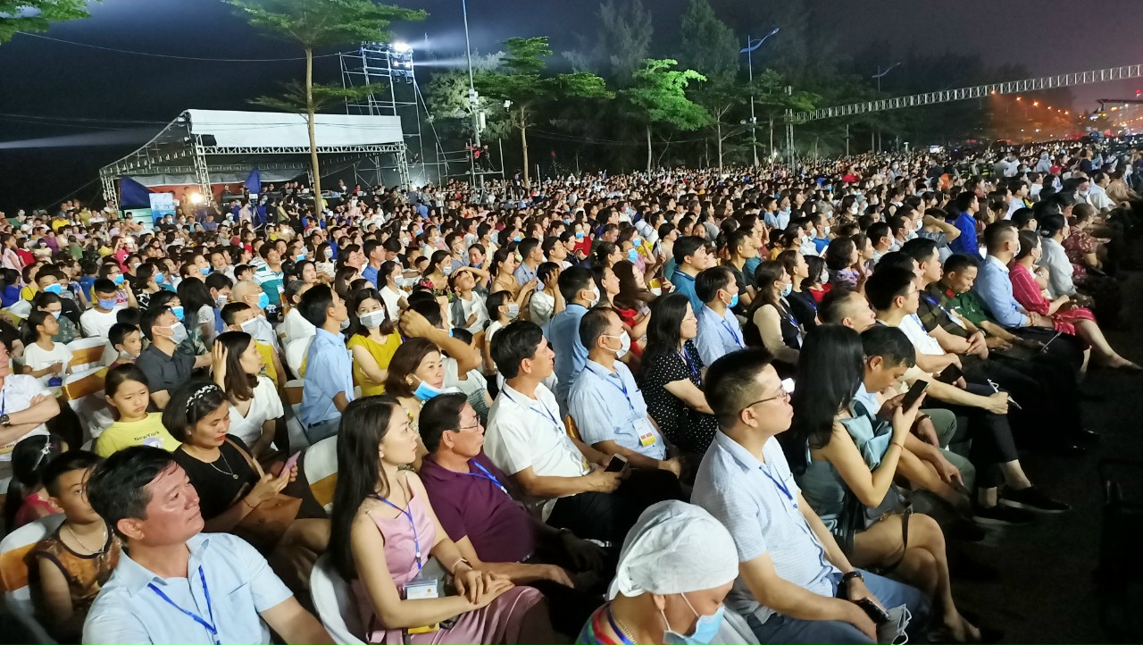Hàng ngàn du khách về tham dự đêm khai mạc