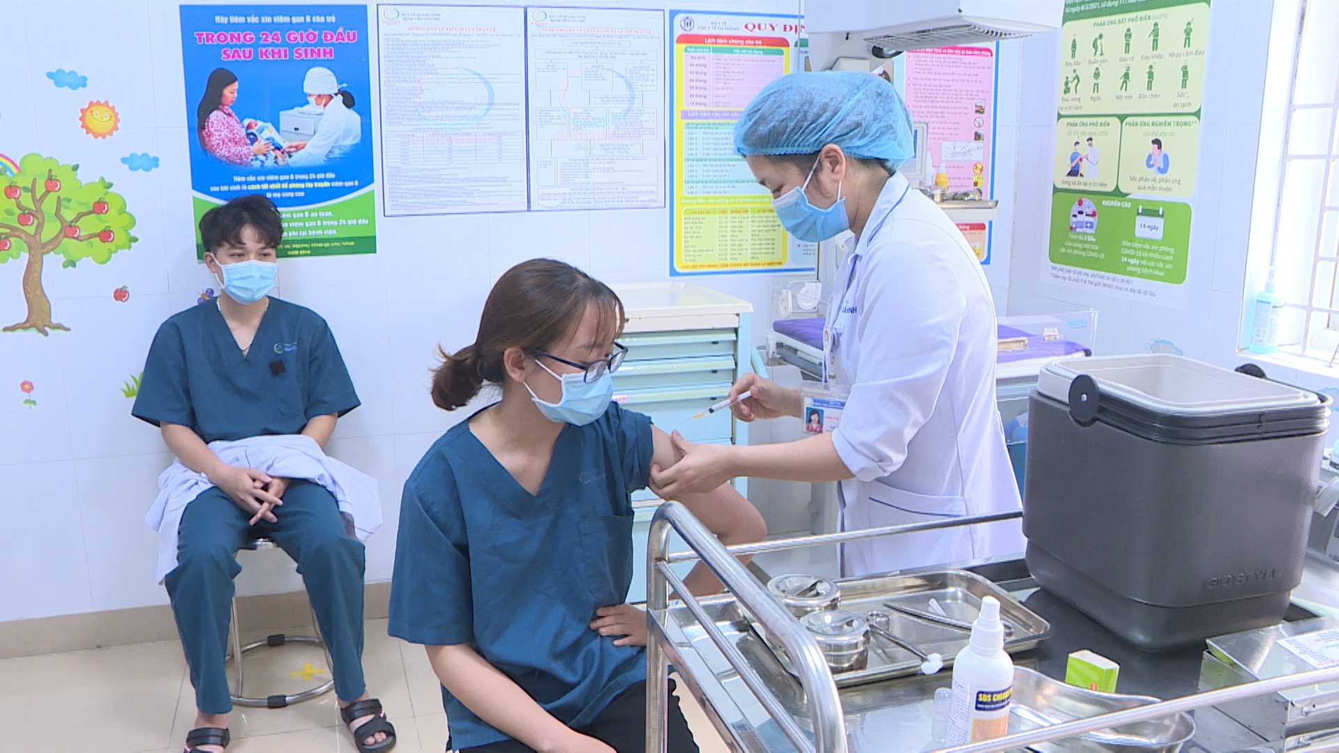 Nhân viên y tế tại Bệnh viện Sản Nhi Quảng Ninh được tiêm vắc xin phòng Covid-19.