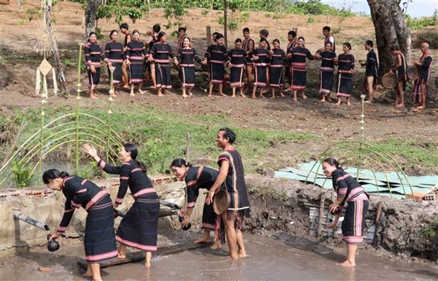 Người dân làng Bông, xã Hà Bầu, huyện Đak Đoa (Gia Lai) vui mừng trong lễ cúng Giọt nước của làng. Ảnh: Hồng Điệp - TTXVN