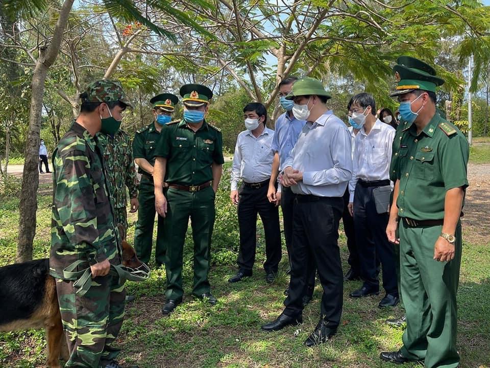  Bộ trưởng Bộ Y tế Nguyễn Thanh Long cùng đoàn công tác của Bộ Y tế kiểm tra công tác phòng, chống Covid-19 tại tỉnh Kiên Giang