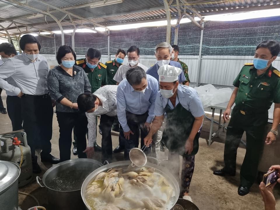 Thứ trưởng Bộ Y tế Trần Văn Thuấn cùng đoàn công tác của Bộ Y tế kiểm tra công tác chuẩn bị hậu cần cho người cách ly tại tỉnh Bạc Liêu