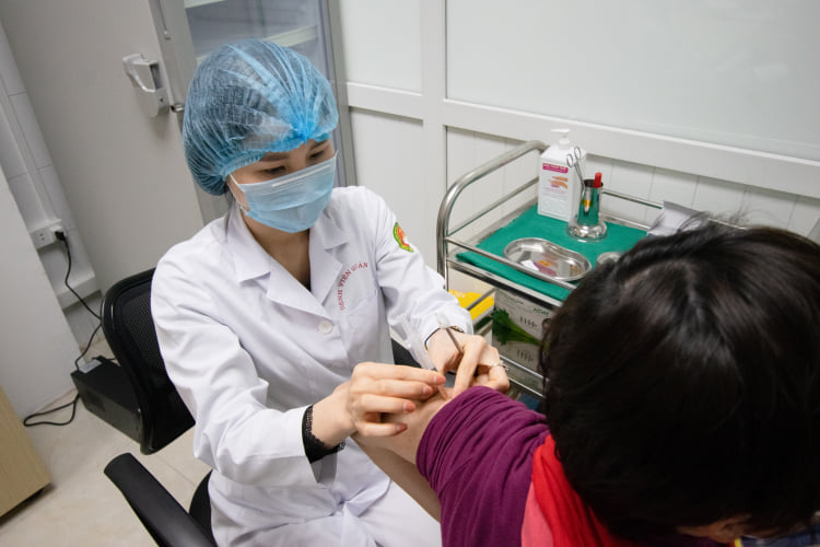 Tiêm mũi 2 vắc xin Nano Covax cho người tình nguyện tại Học viện Quân Y