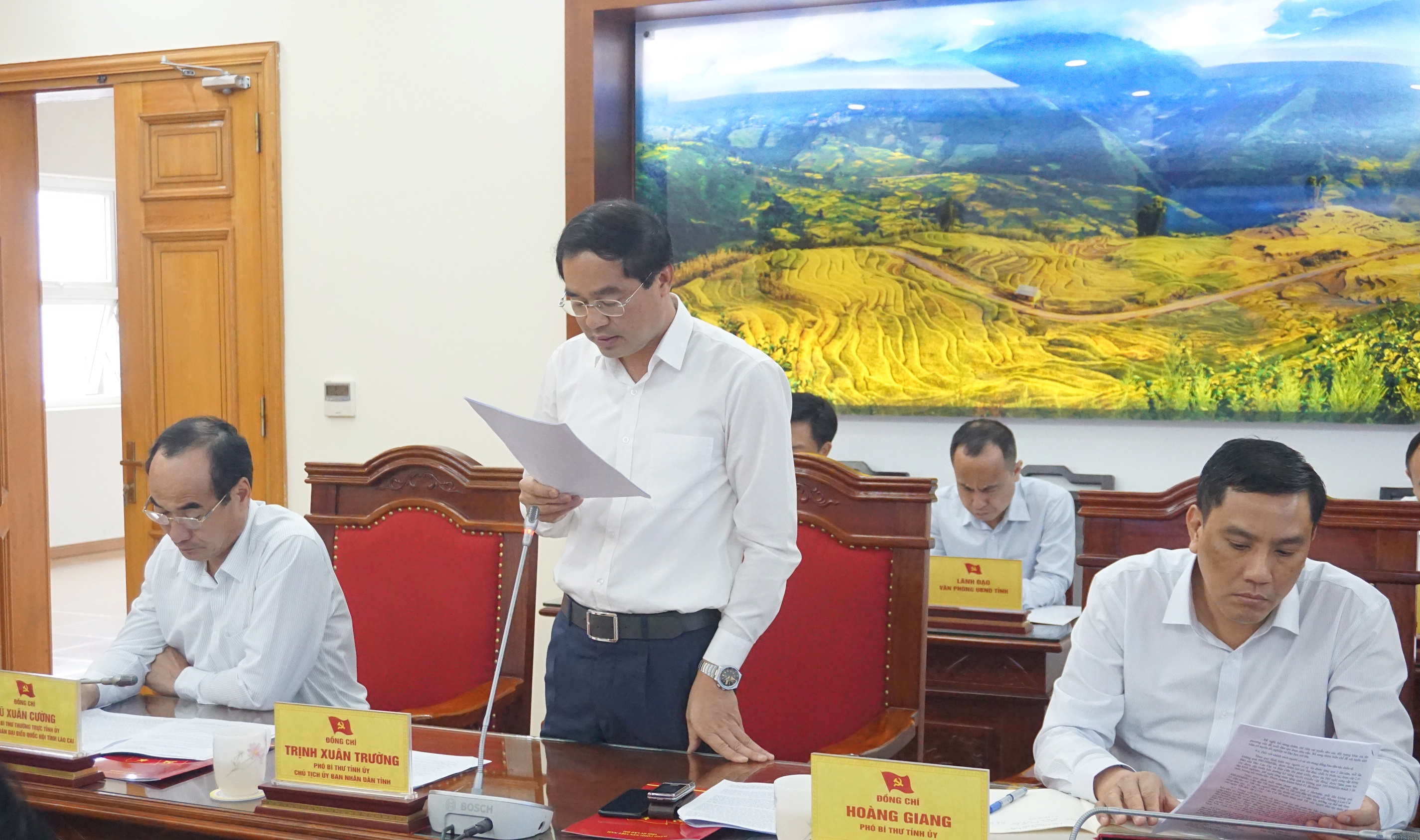 Đồng chí Trịnh Xuân Trường, Chủ tịch UBND tỉnh báo cáo tình hình phát triển kinh tế-xã hội của địa phương thời gian qua
