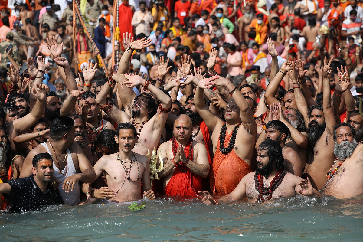 Người dân Ấn Độ tham gia ngày lễ Kumbh Mela (Ảnh theo Reuters.com)
