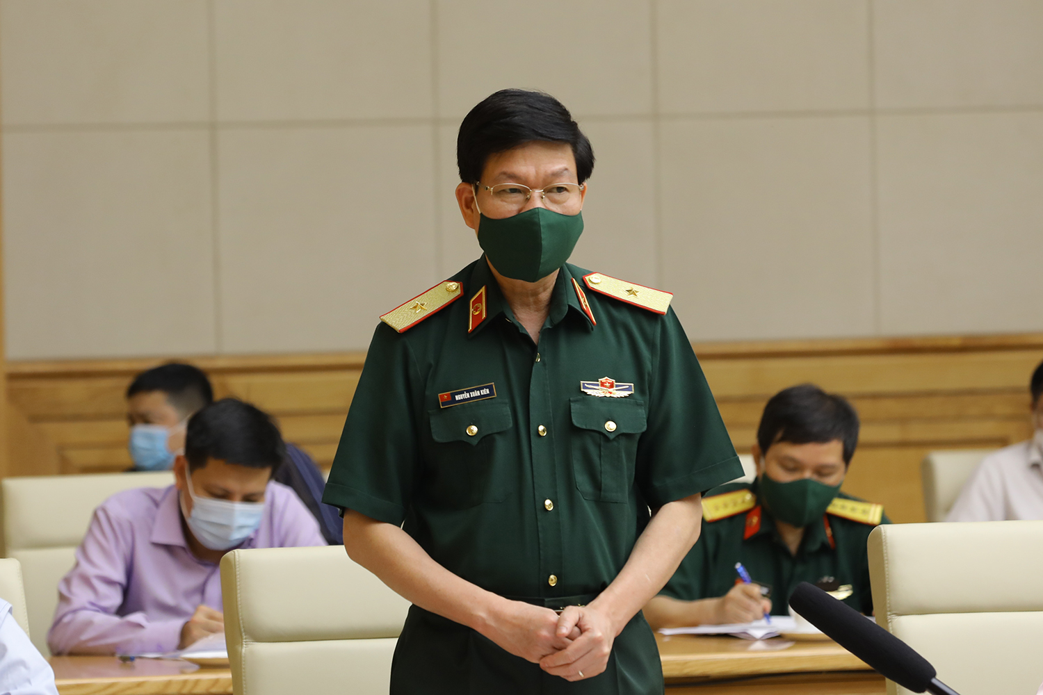 Thiếu tướng Nguyễn Xuân Kiên, Cục trưởng Cục Quân y (Bộ Quốc phòng) phát biểu tại cuộc họp. Ảnh: VGP/Đình Nam