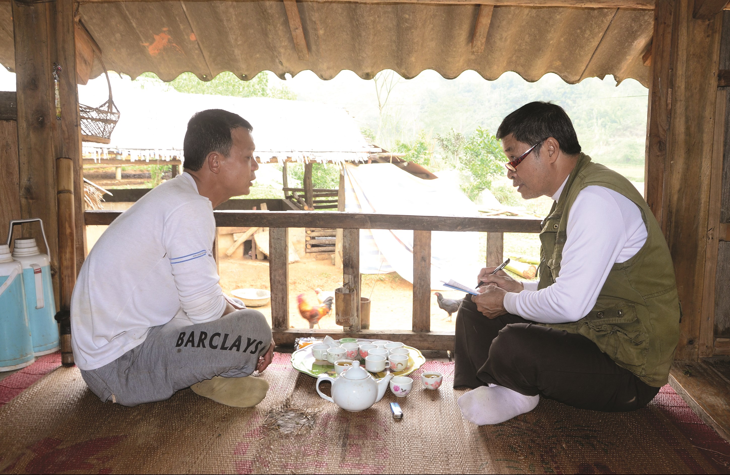 Tác giả cùng Phó làng Dùm- Nông Hồng Sơn.