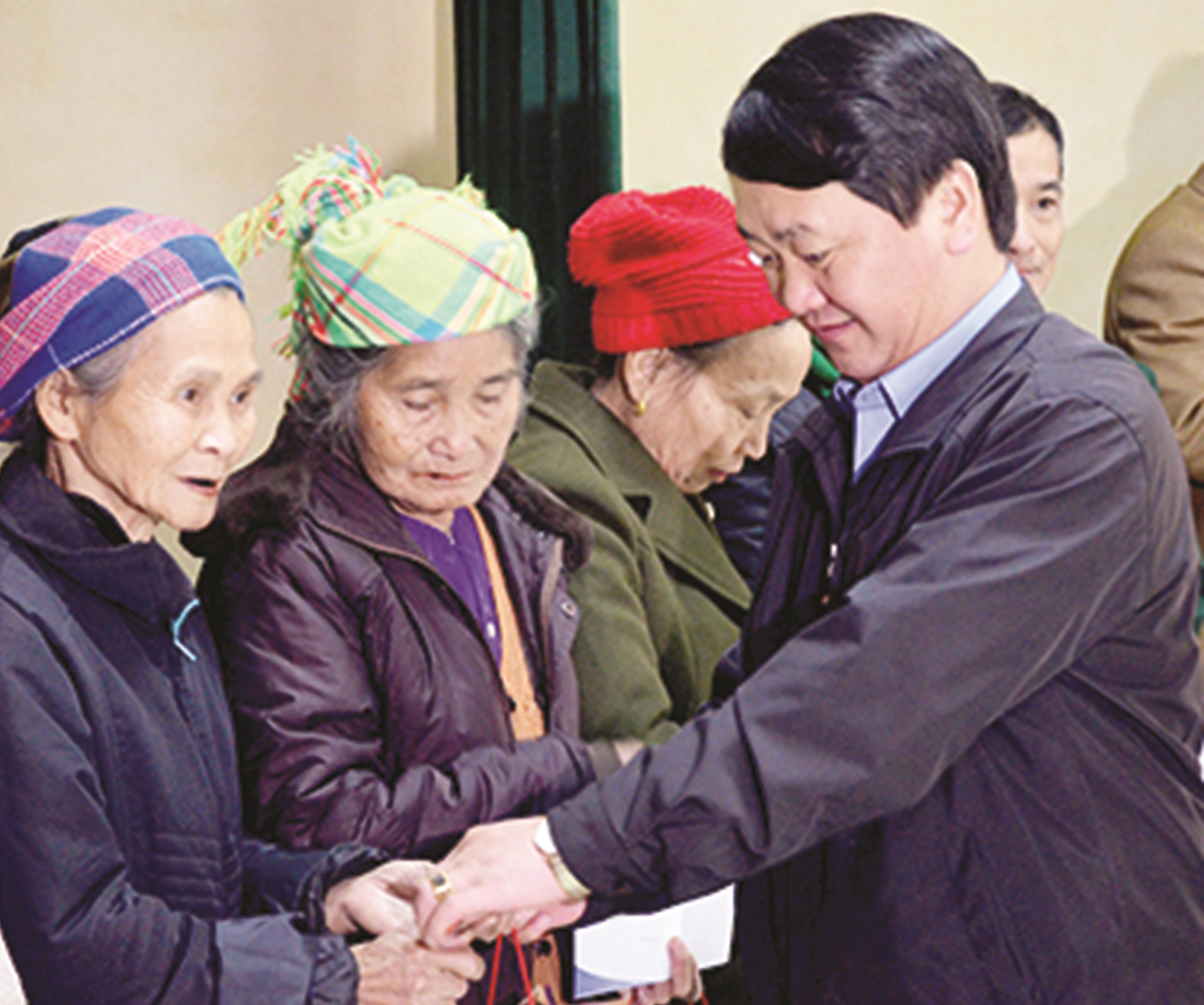 Đồng chí Hầu A Lềnh tặng quà cho các hộ nghèo trên địa bàn xã Việt Hồng, huyện Trấn Yên, tỉnh Yên Bái (Năm 2018).